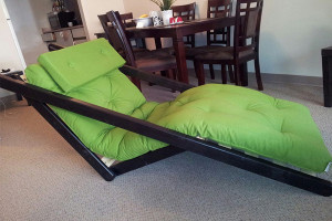 Кровать-шезлонг для квартиры