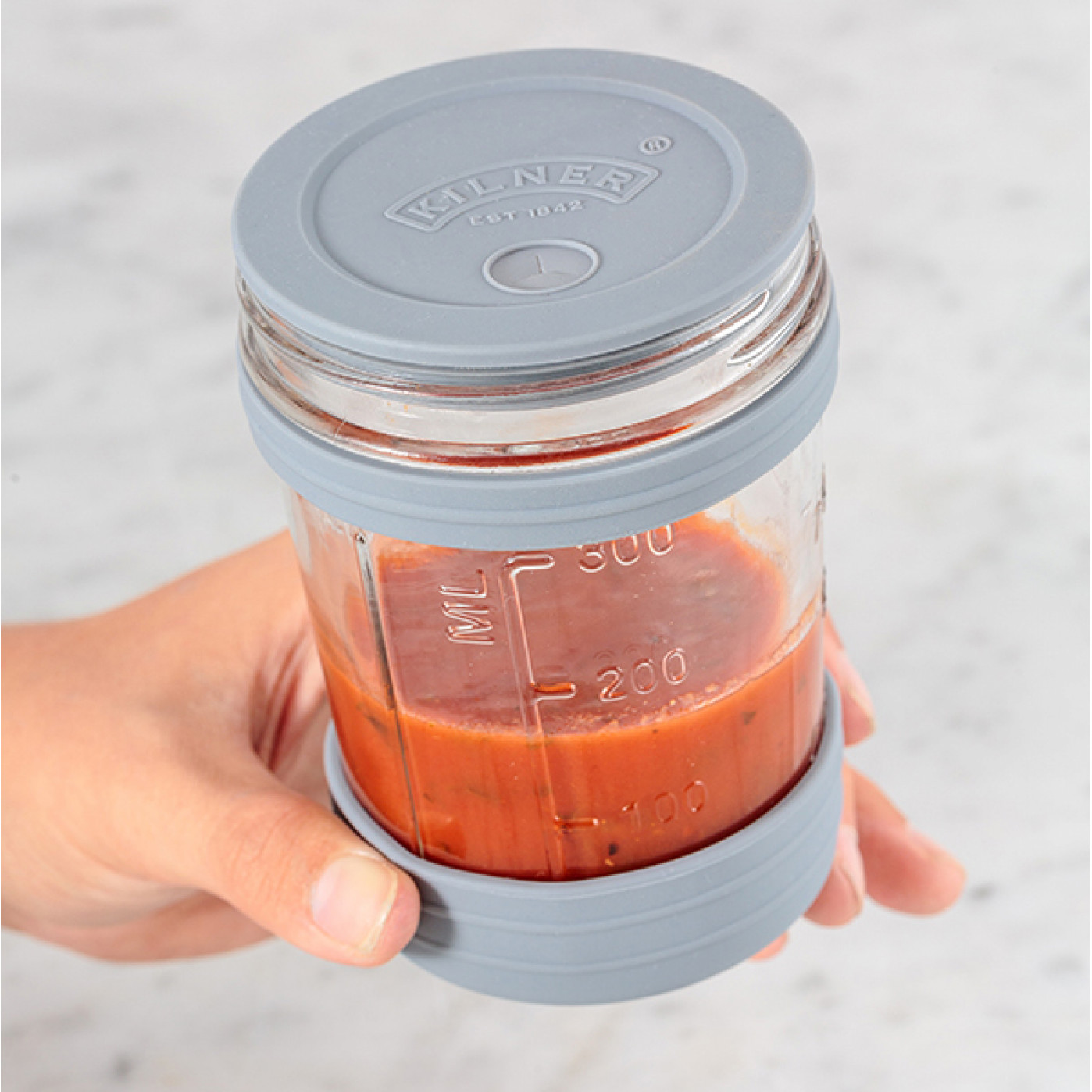 Банка с крышкой и ложкой для первых блюд