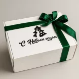 Белая новогодняя подарочная коробка с лентой на выбор