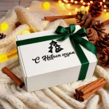 Белая новогодняя подарочная коробка с лентой на выбор