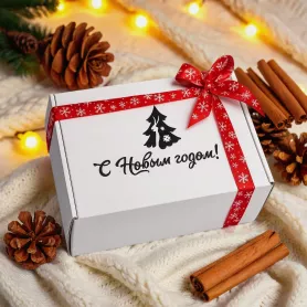 Белая новогодняя подарочная коробка с красной лентой