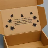 Черная новогодняя подарочная коробка с лентой на выбор