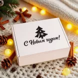 Белая новогодняя подарочная коробка с лентой на выбор