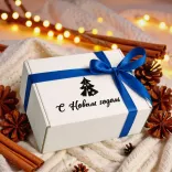 Белая новогодняя подарочная коробка с синей лентой 