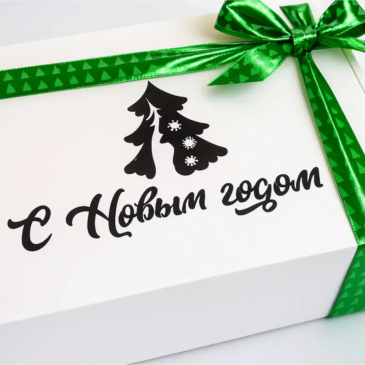 Белая новогодняя подарочная коробка с лентой на выбор