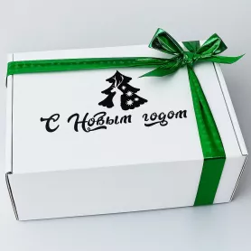 Белая новогодняя подарочная коробка с лентой-2