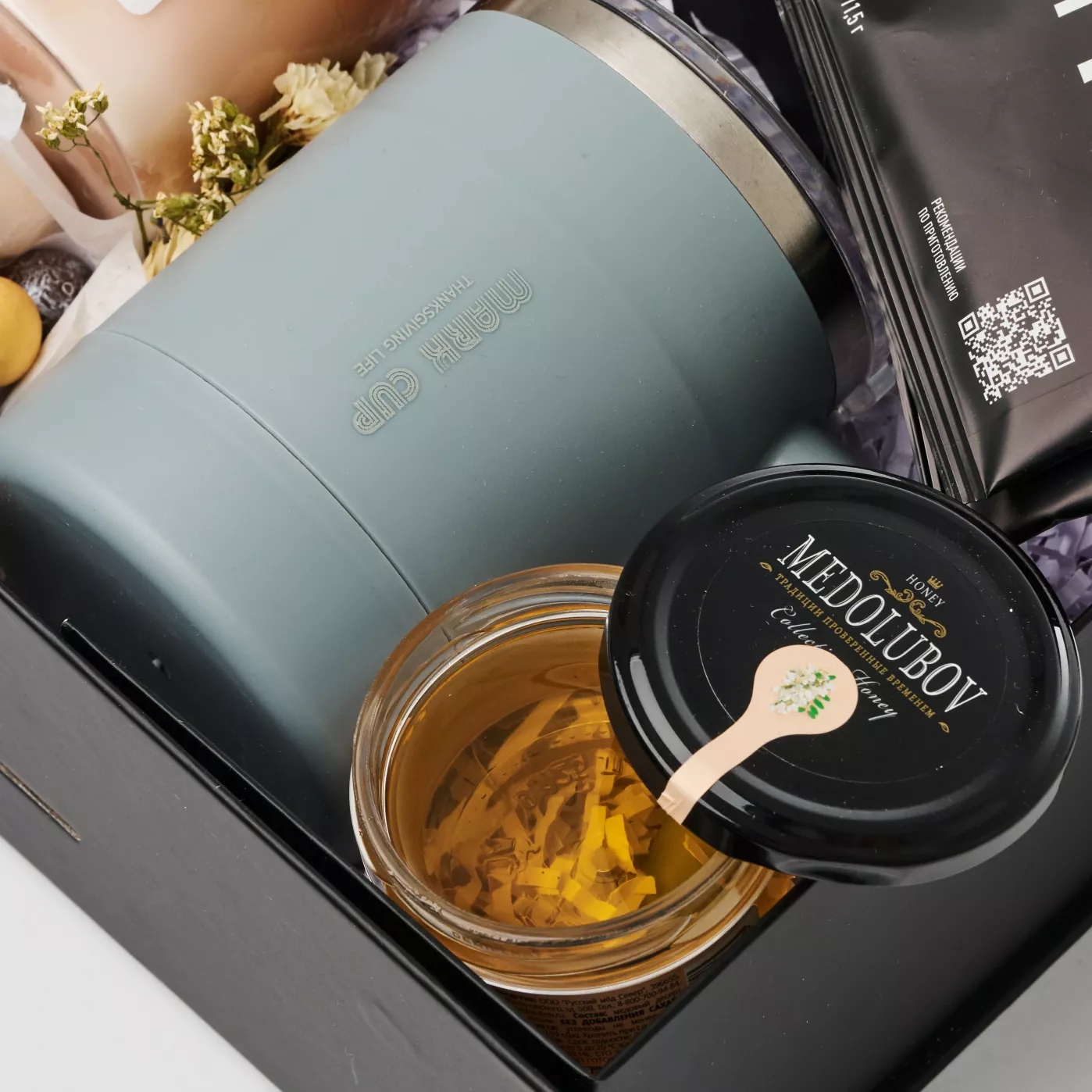 Уютный подарочный набор с термокружкой, свечкой, медом, кофе, конфетами и аудиоткрыткой