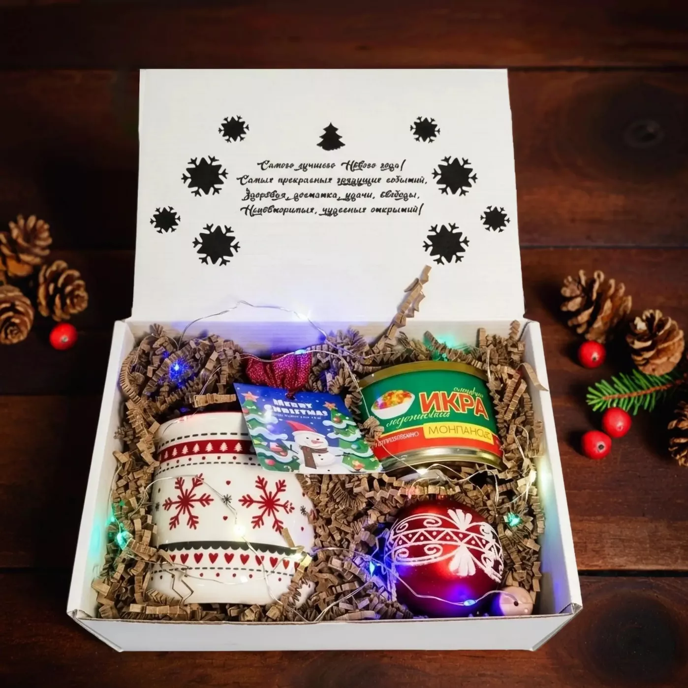 Новогодний подарочный набор: кружка, чай, монпансье, елочная игрушка, гирлянда