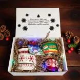 Новогодний подарочный набор: кружка, чай, монпансье, елочная игрушка, гирлянда