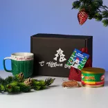 Подарочный набор на новый год с вязаной кружкой, чаем, конфетками и гирляндой и елочной игрушкой