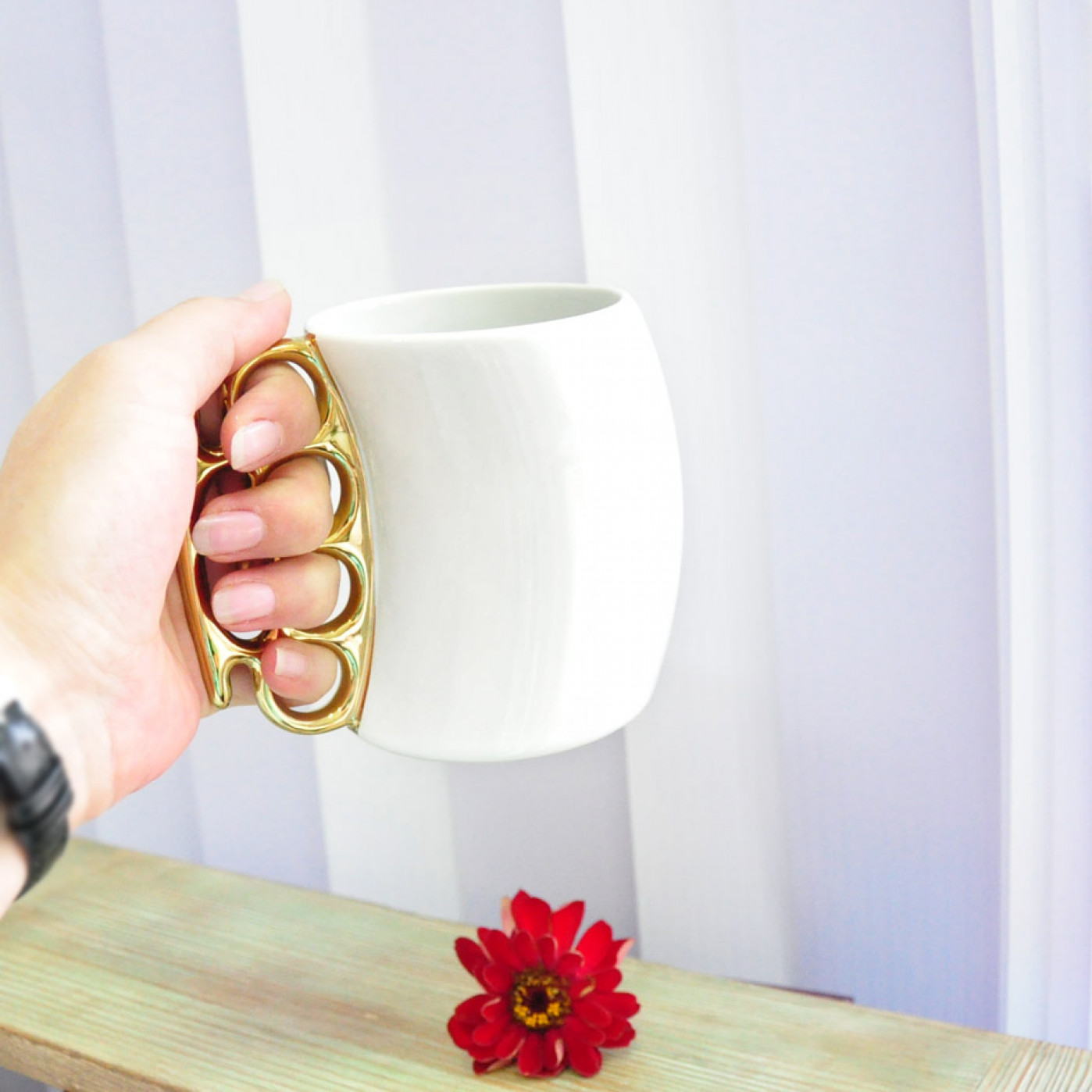 Кружка с ручкой в форме кастета