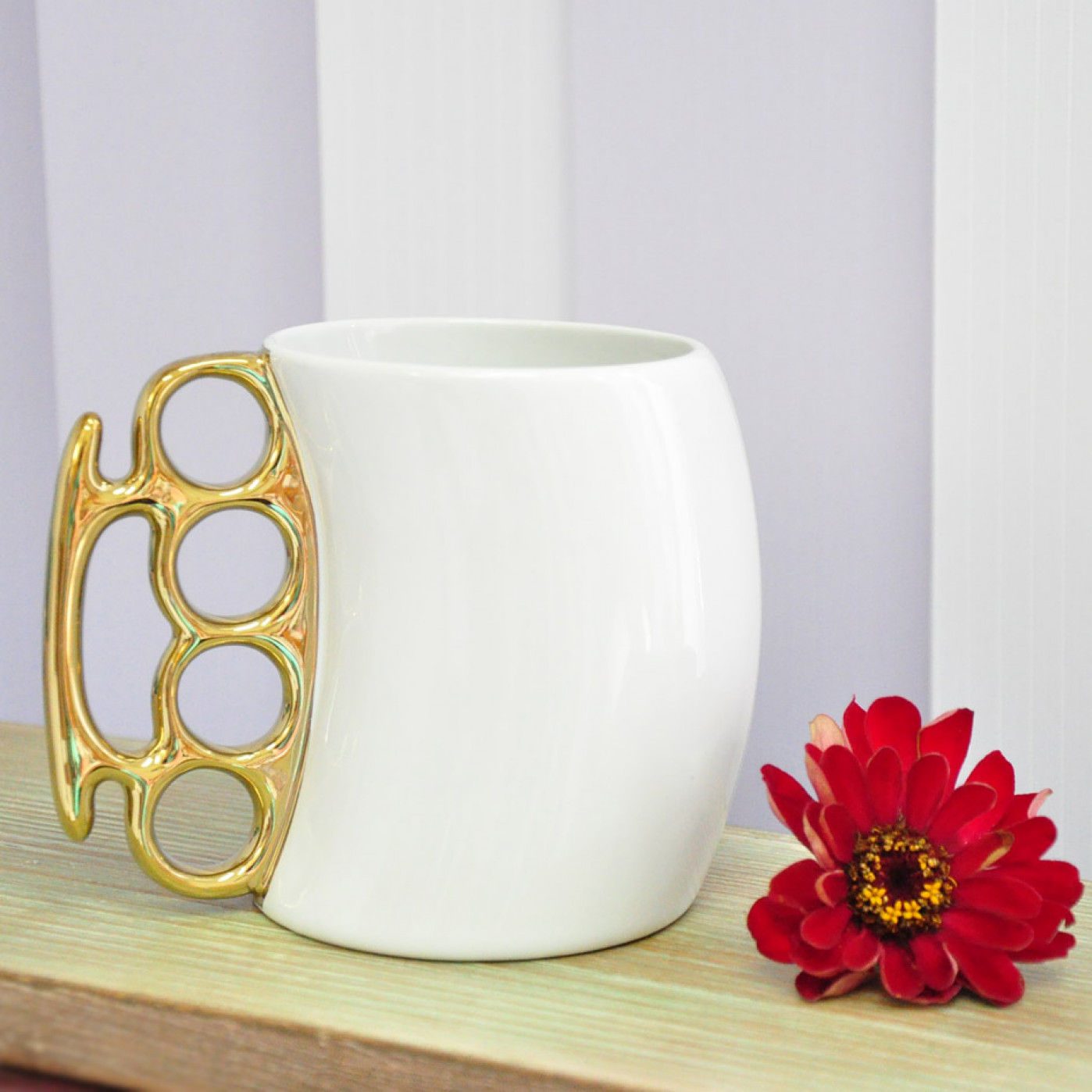 Кружка с ручкой в форме кастета