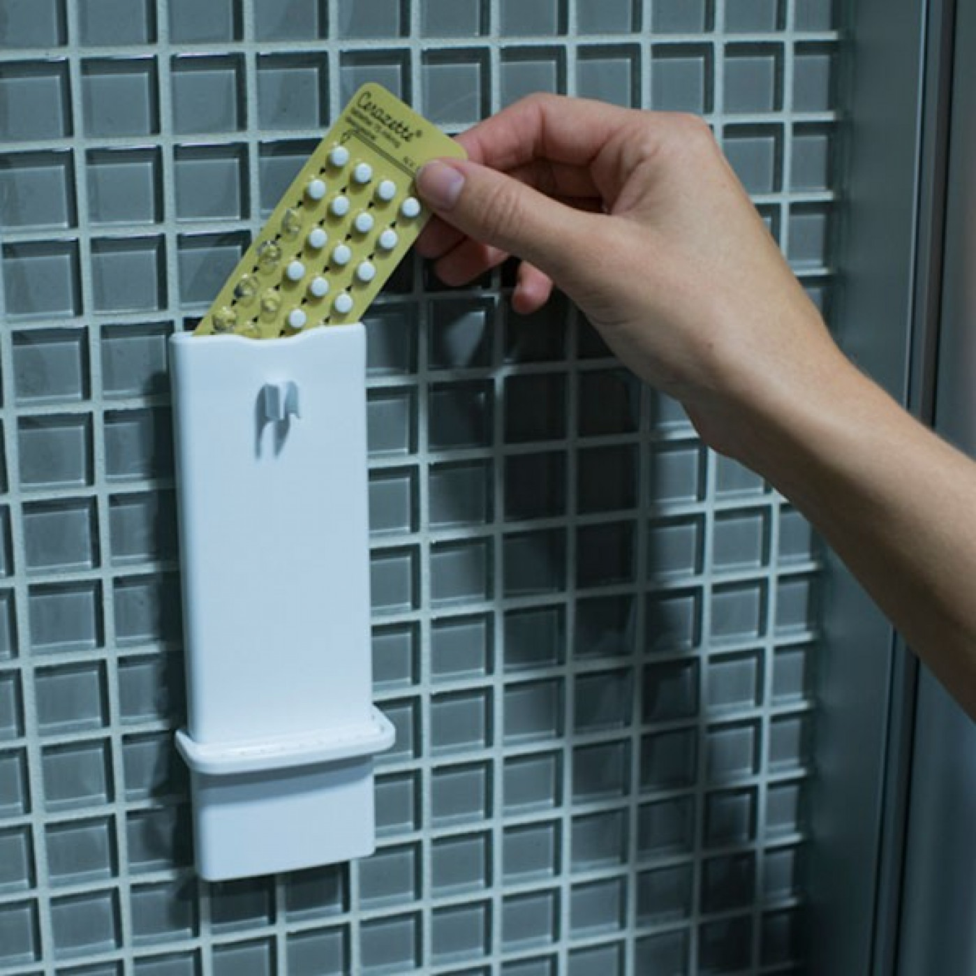 Держатель для зубной щетки с напоминанием о лекарствах