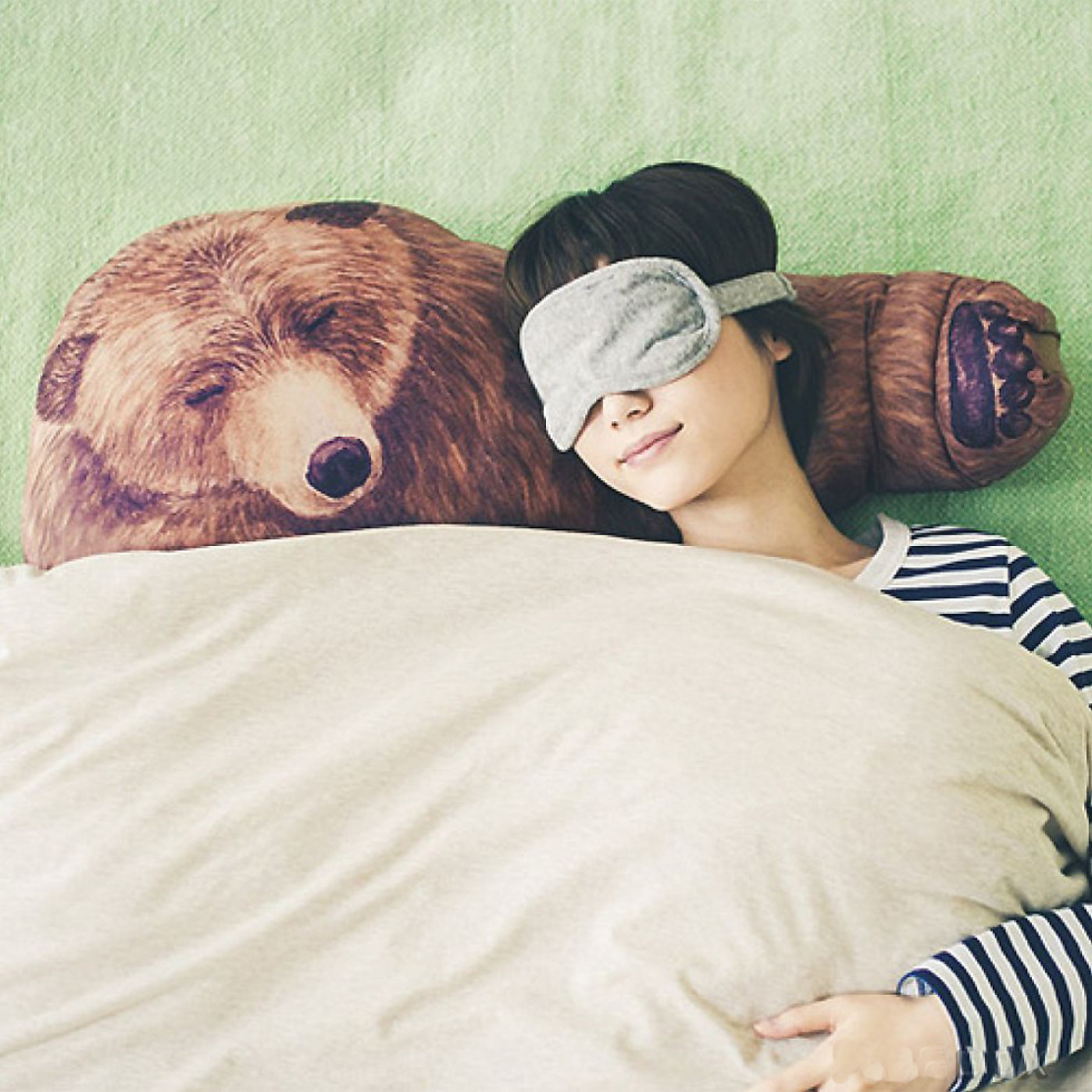 Подушка Bear Hug Pillow - медвежьи обьятия Подушка Bear Hug Pillow - медвежьи обьятия