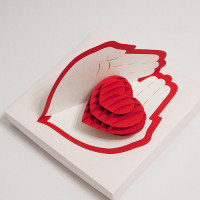 Объемная открытка  Сердце в ладонях 