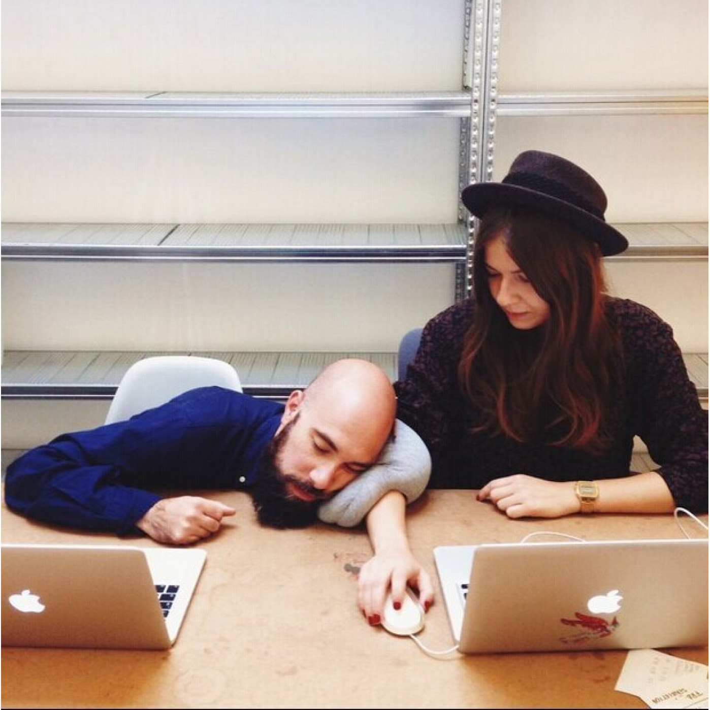 УНИВЕРСАЛЬНАЯ ПОДУШКА ДЛЯ СНА В НЕПРИГОДНЫХ УСЛОВИЯХ ОSTRICH РILLOW Mini