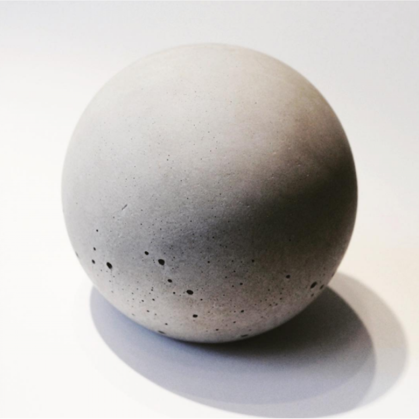 Дизайнерские настольные часы из бетона 13 o'clock с гравировкой Дизайнерские настольные часы из бетона 13 o'clock с гравировкой