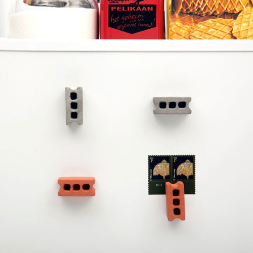 Набор магнитов на холодильник в виде кирпичей и бетонных блоков Kikkerland от Magicmag.net
