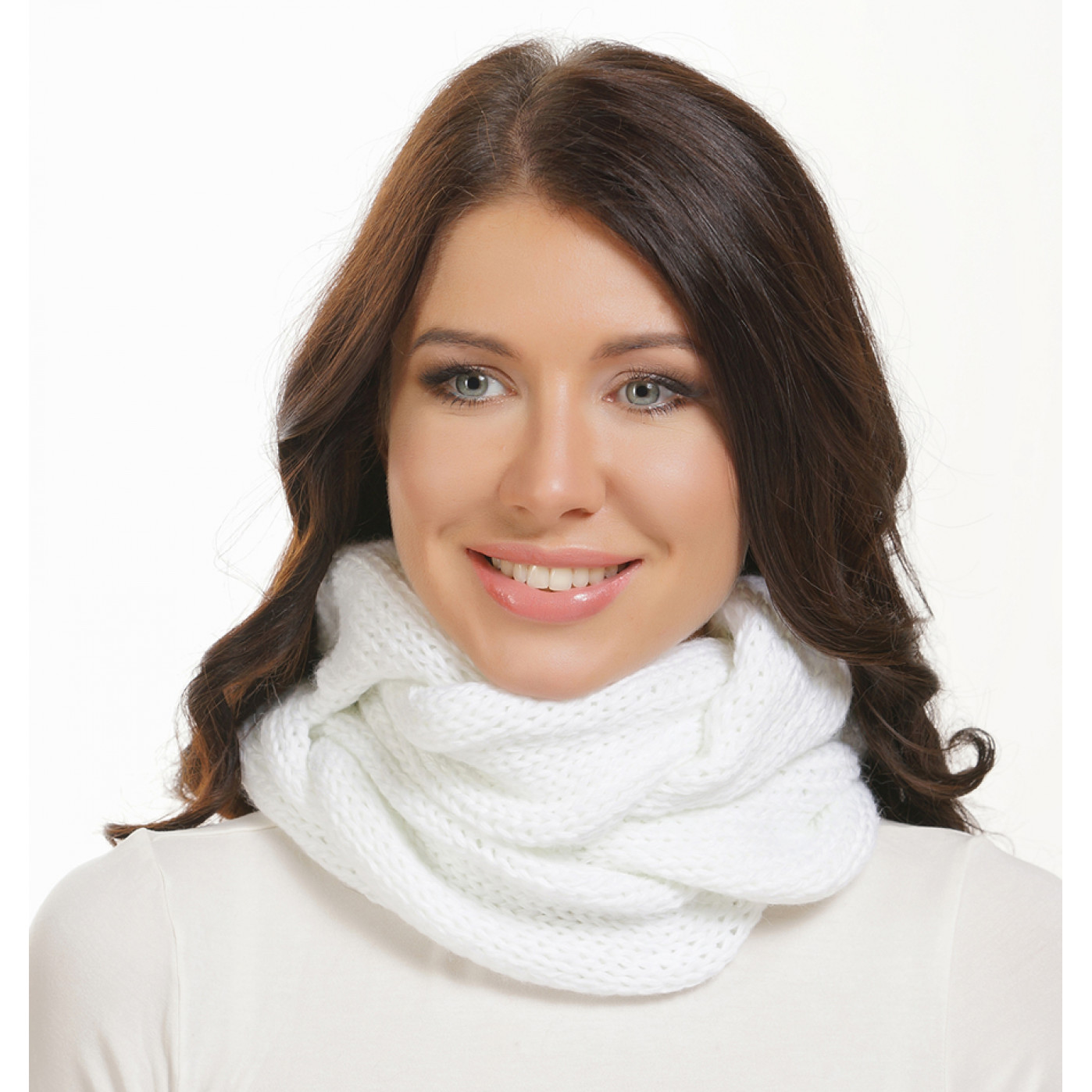 Белый женский свитер с хомутом