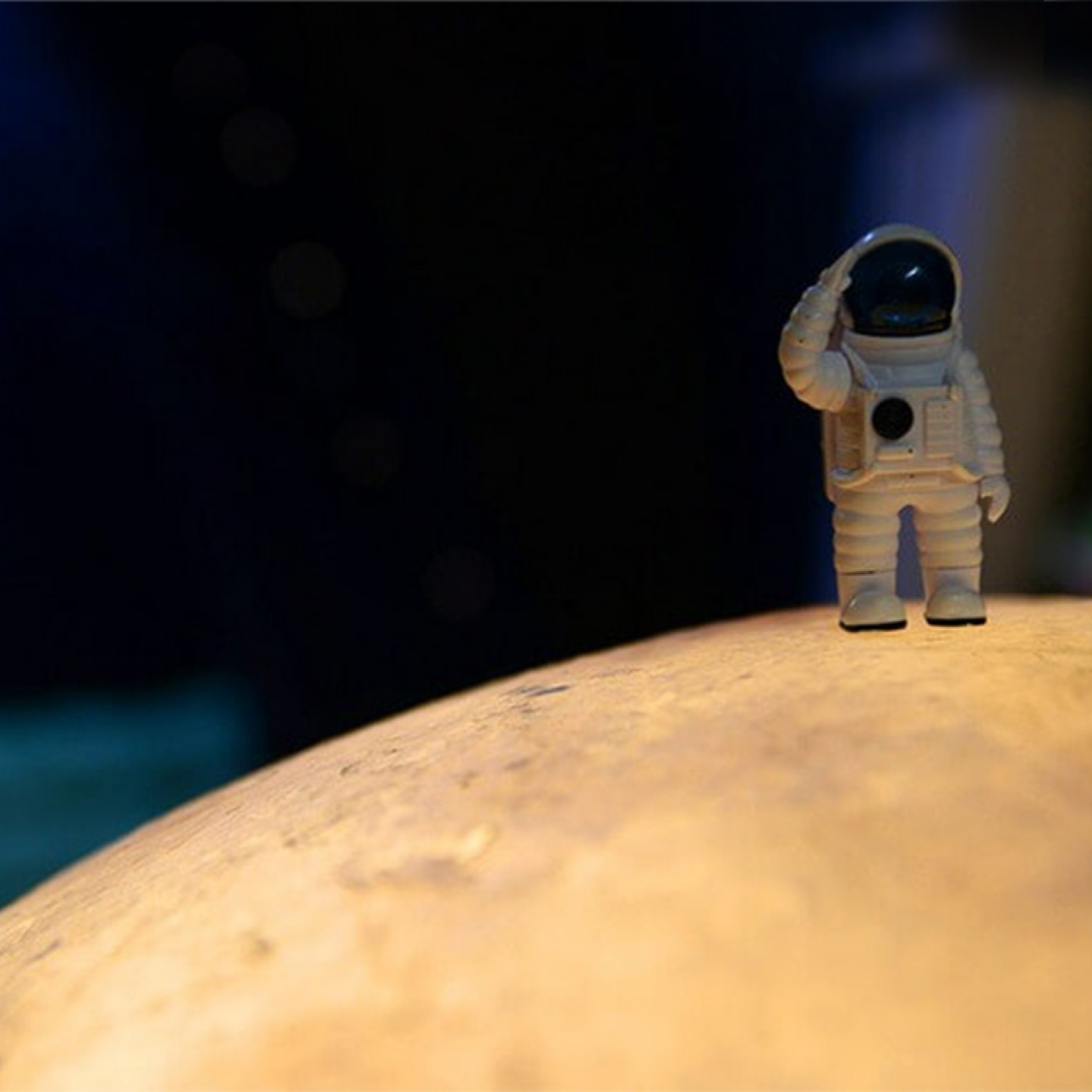 Сенсорный светильник Луна на аккумуляторе M 10 см