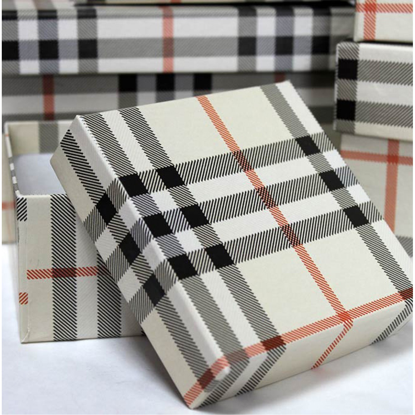 Подарочная коробка квадрат Шотландка