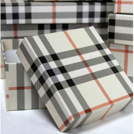 Подарочная коробка квадрат Шотландка-2