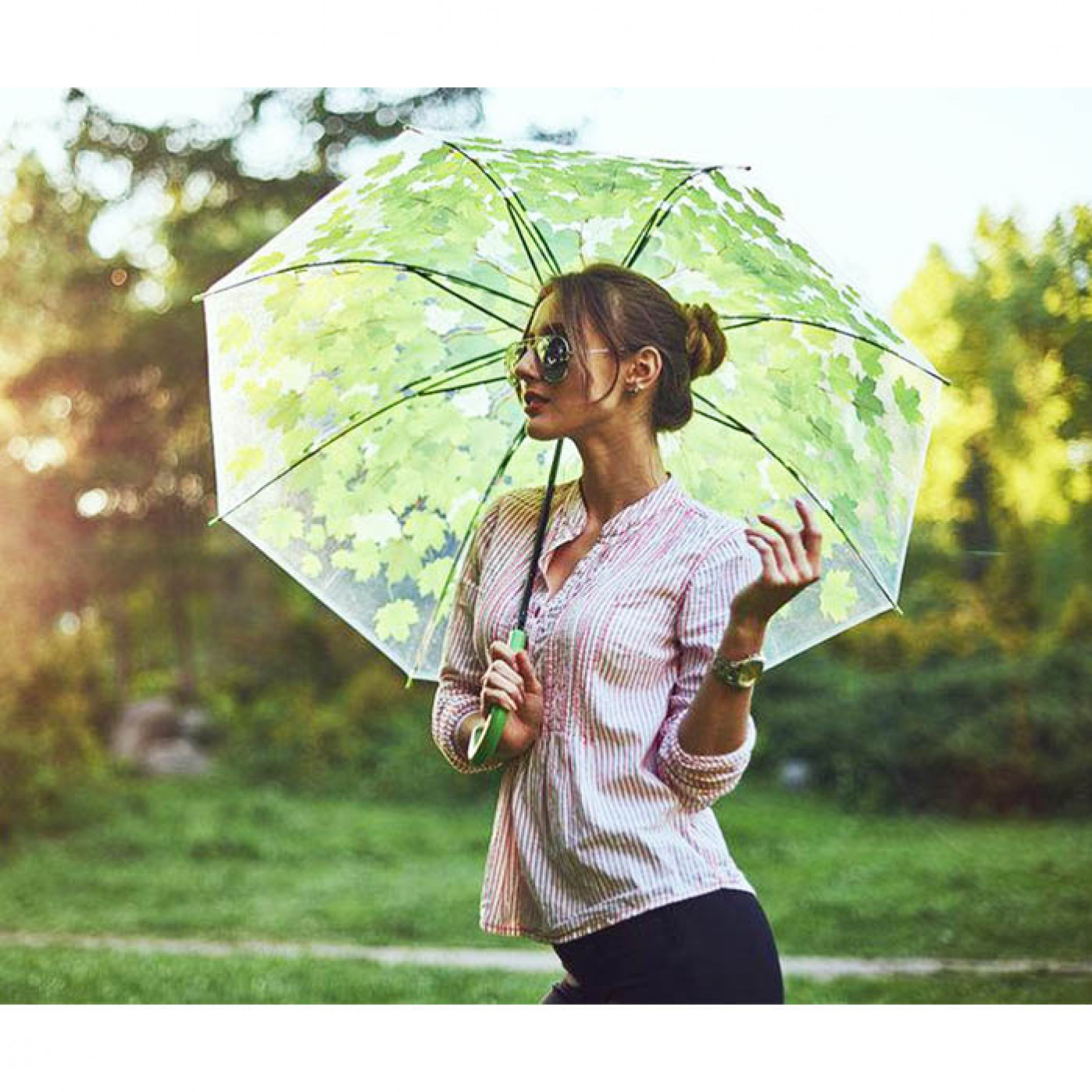 Сколько лет зонтику. Фотосессия с зонтом летом. Девушка с прозрачным зонтом. Зонт для летней фотосессии. Девушка с зонтом летом.