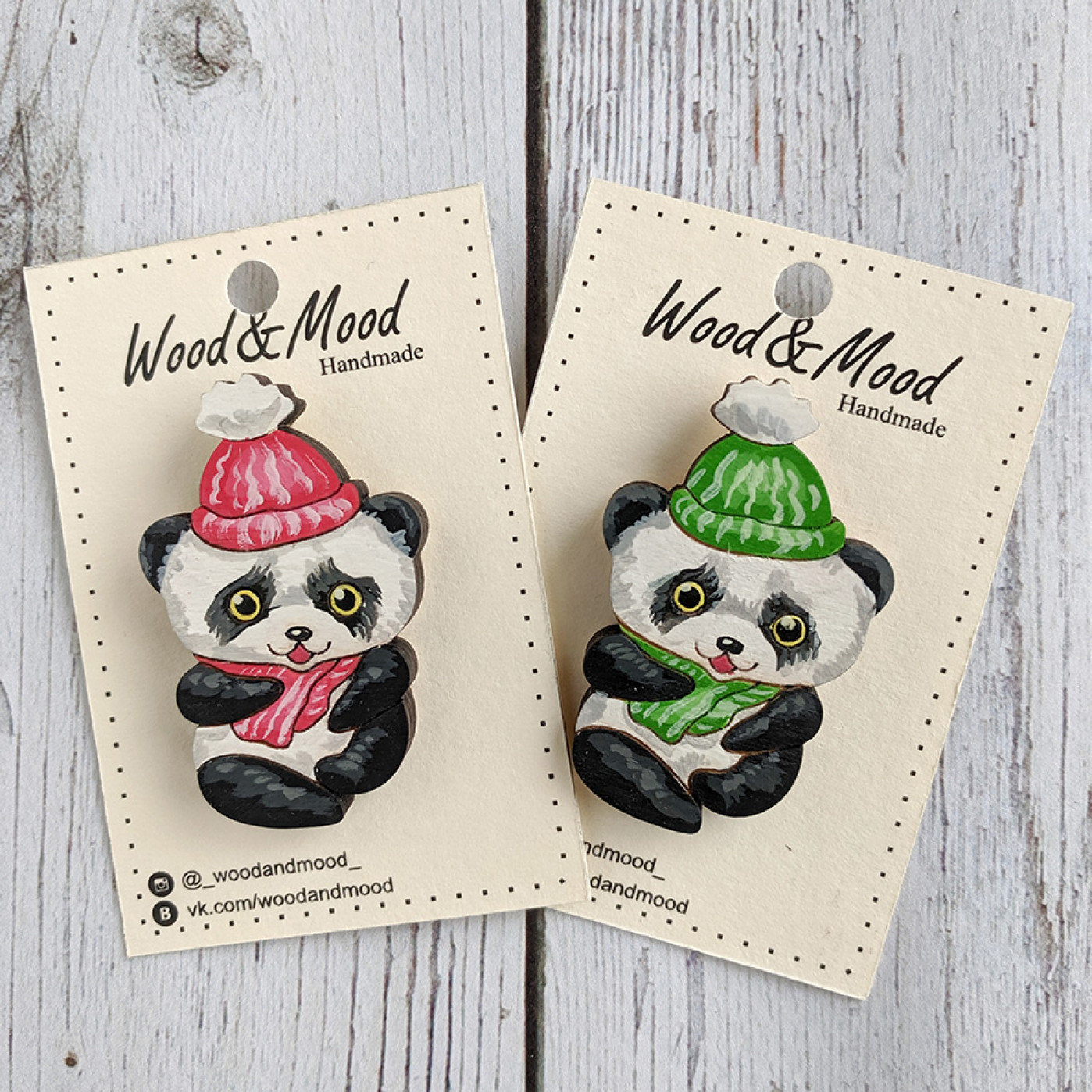 Значок ручной работы Панда в шарфе