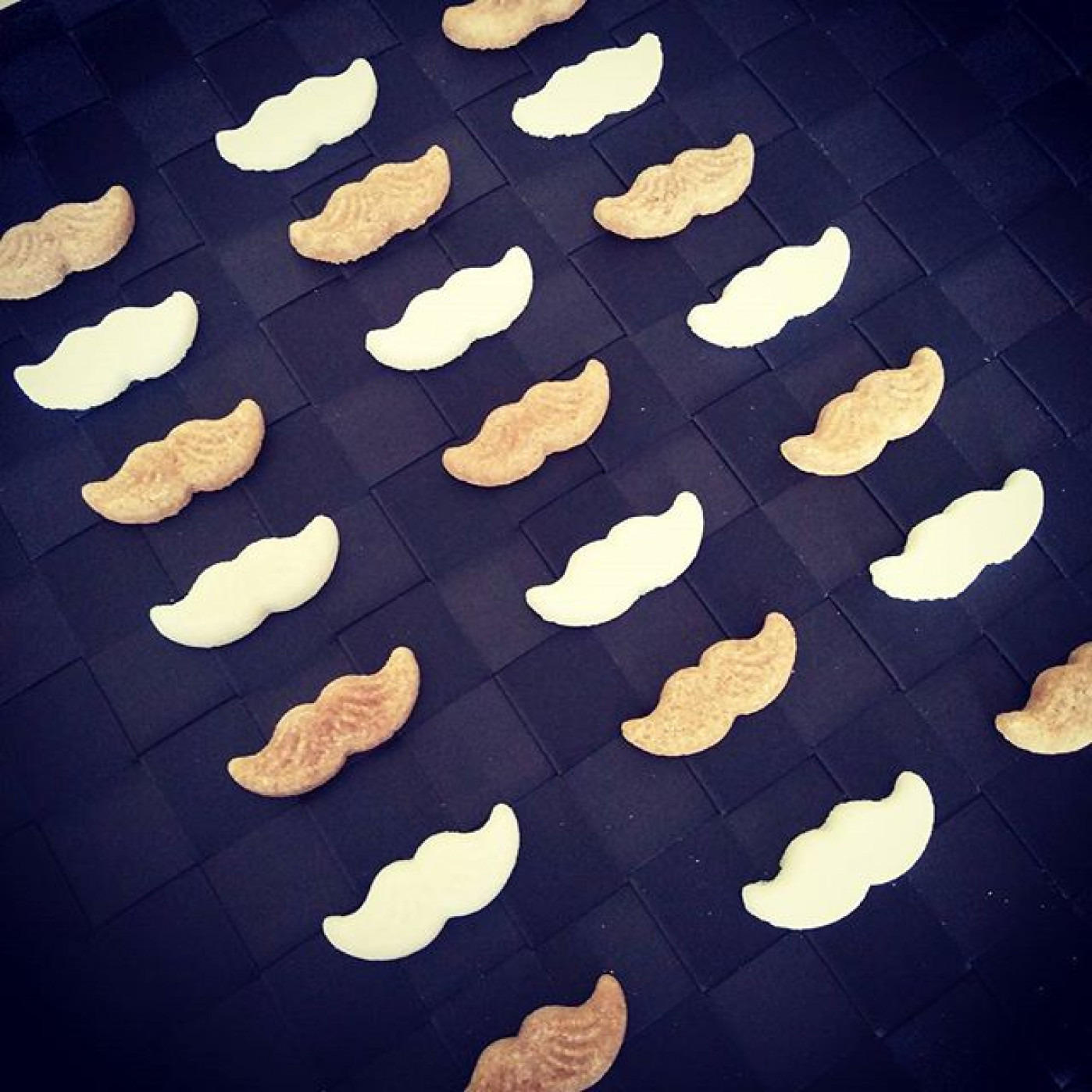 Цветной фигурный сахар ручной работы со вкусом корицы Усы