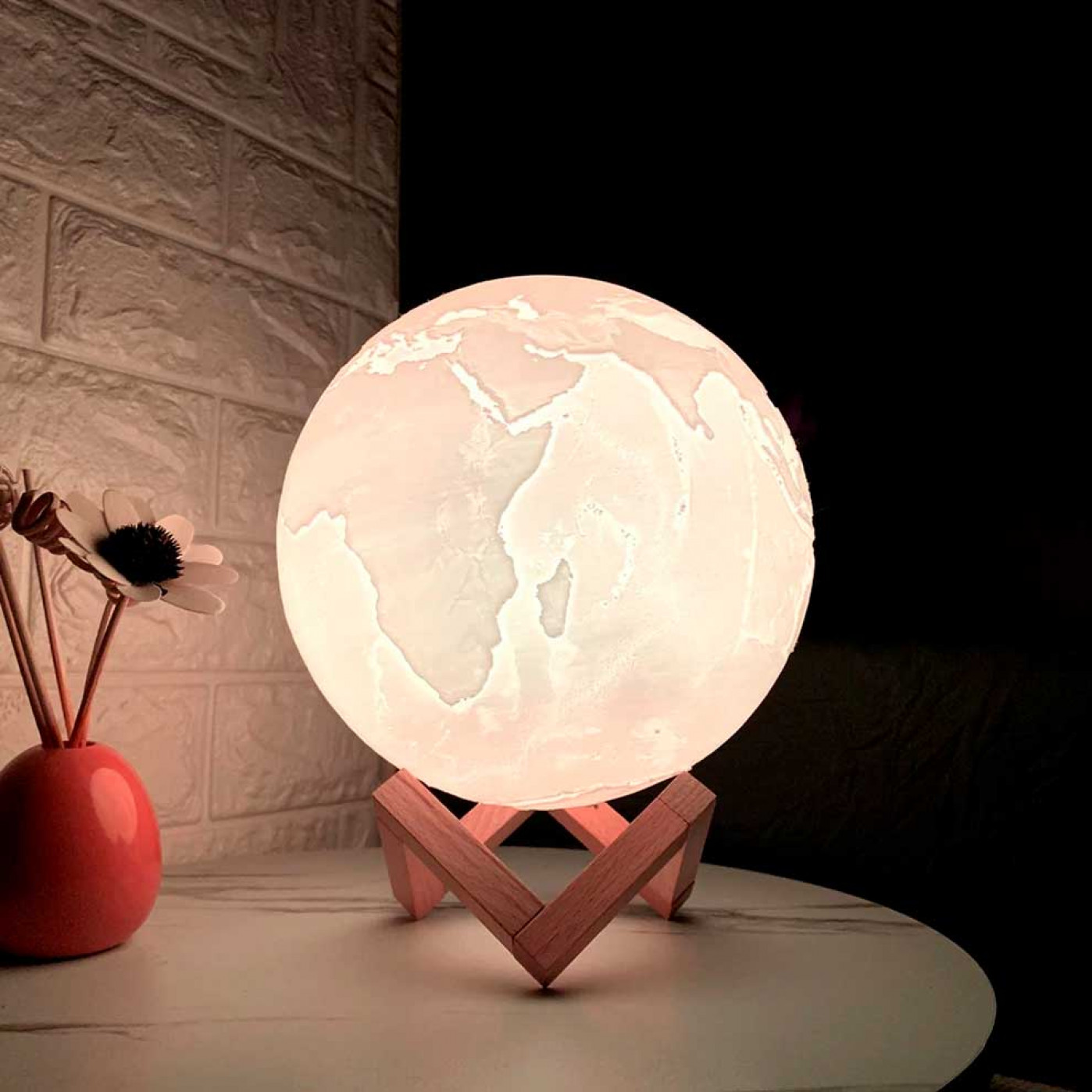 Сенсорный светильник на аккумуляторе Земля с пультом ДУ 10 см.