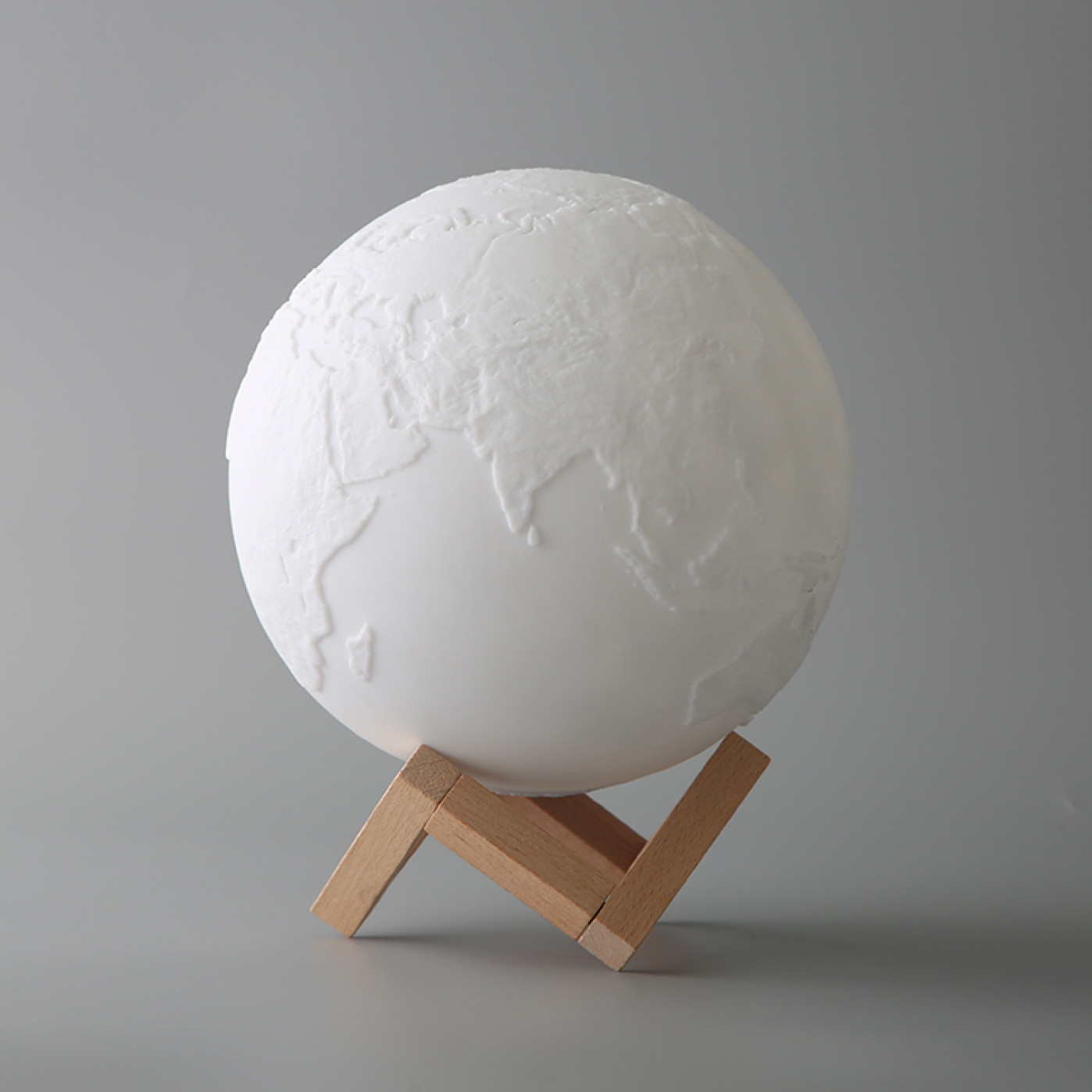 Сенсорный светильник на аккумуляторе Земля с пультом ДУ 10 см.