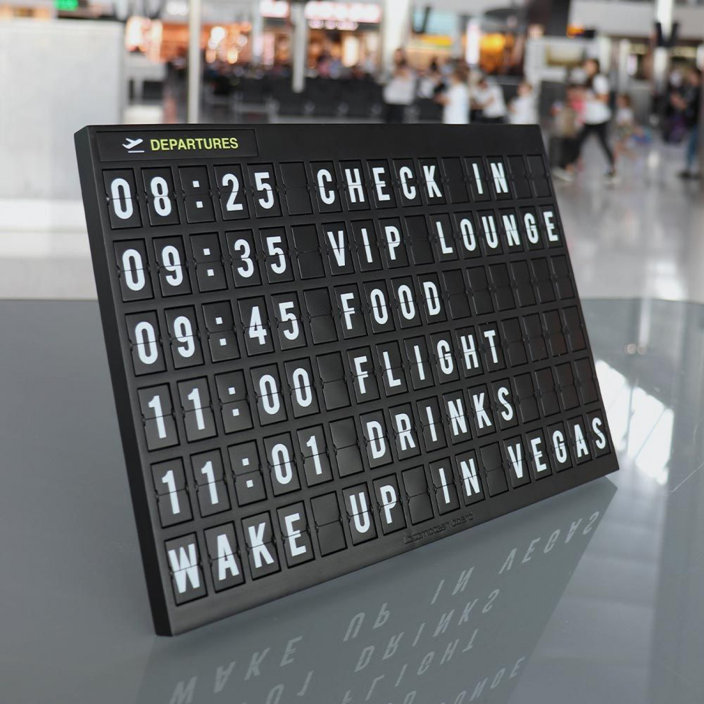 Доска для сообщений с буквами в стиле табло аэропорта