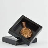 Шоколадная медаль из ремесленного крафтового шоколада в виде бутылки Camus XO