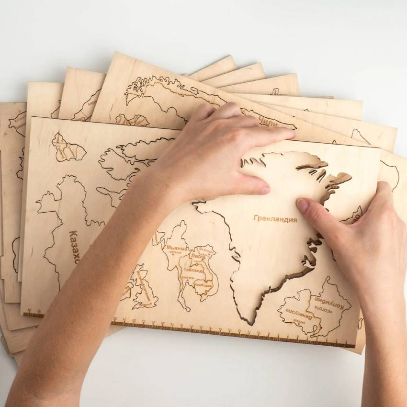 Деревянная карта мира 60 х 105 см.