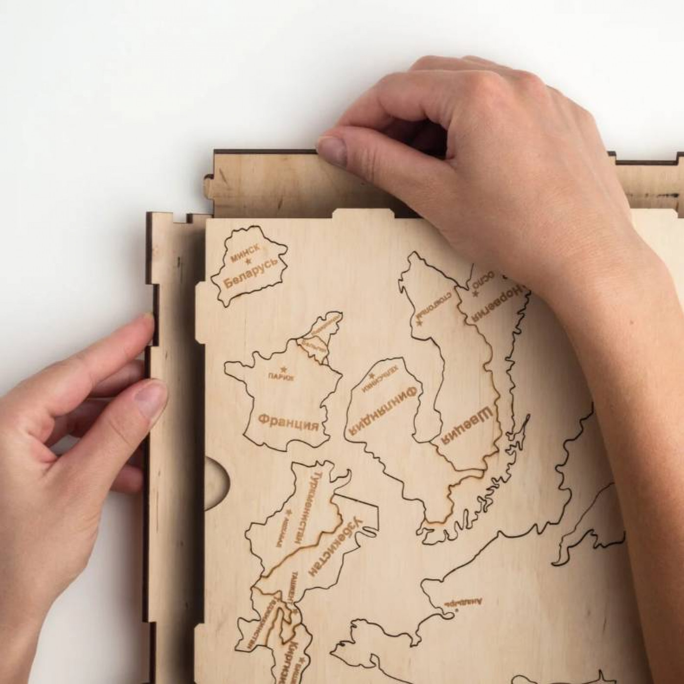 Деревянная карта мира 60 х 105 см.