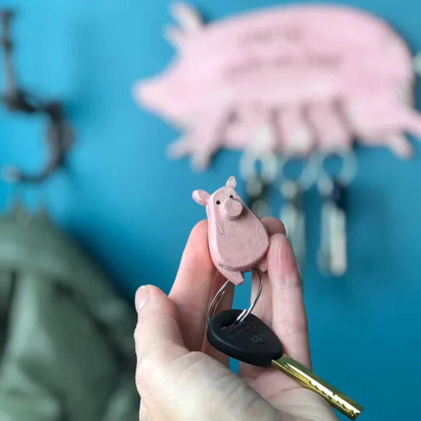 Деревянная ключница Свинка с поросятами Счастливая