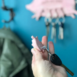 Деревянная ключница Свинка с поросятами Счастливая