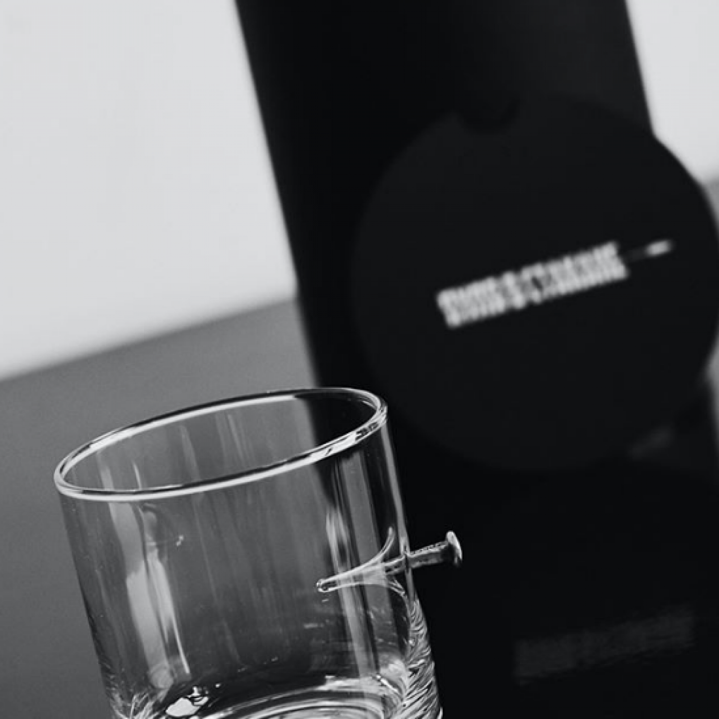 Стакан с серебряным гвоздем ручной работы 