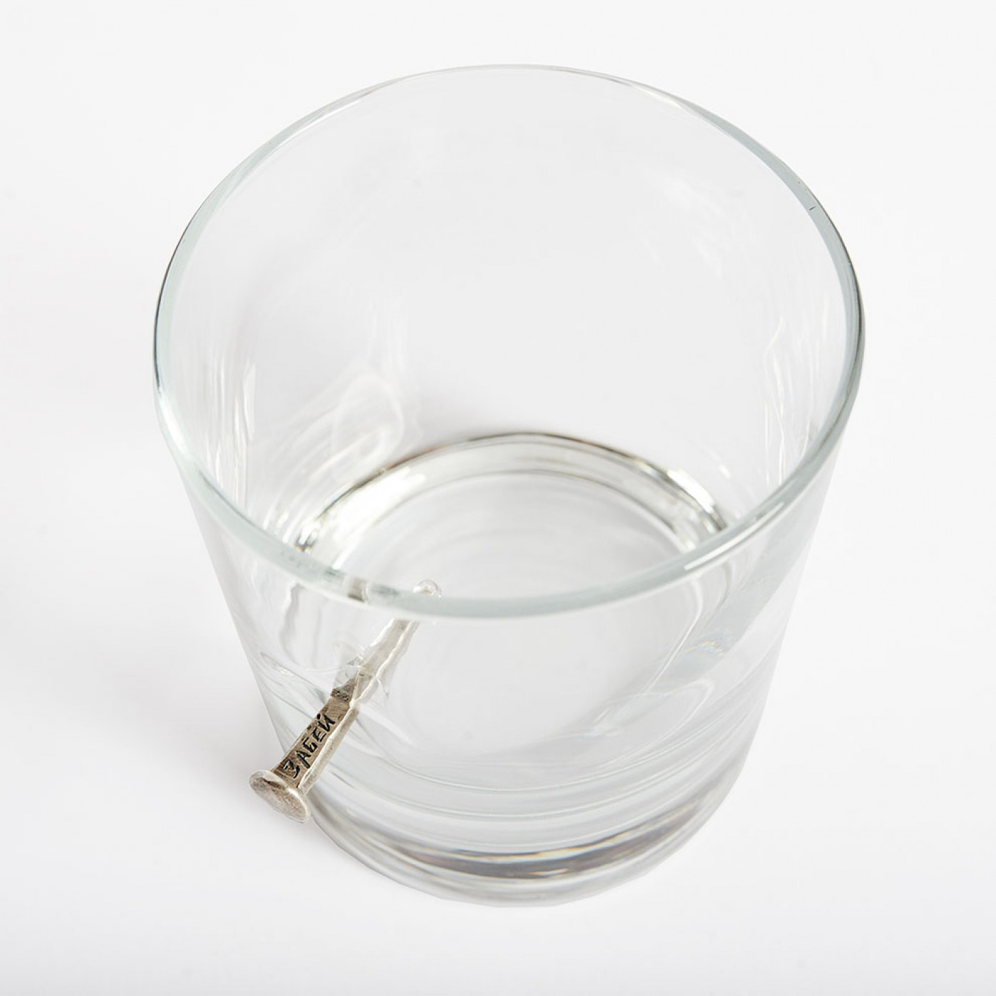 Стакан с серебряным гвоздем ручной работы 