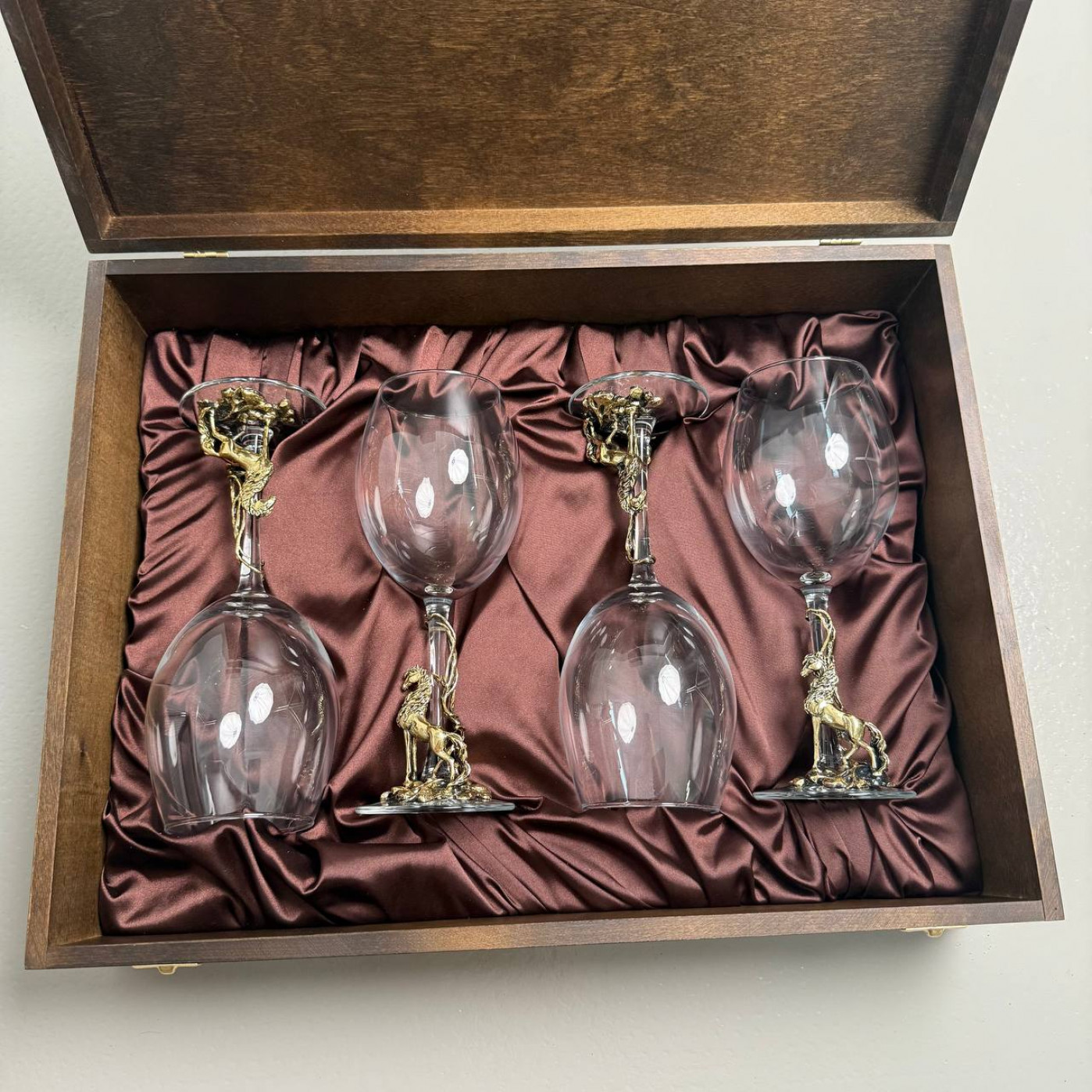 Набор из 4-х бокалов для вина Лошадь в деревянной шкатулке Набор из 4-х бокалов для вина Лошадь в деревянной шкатулке