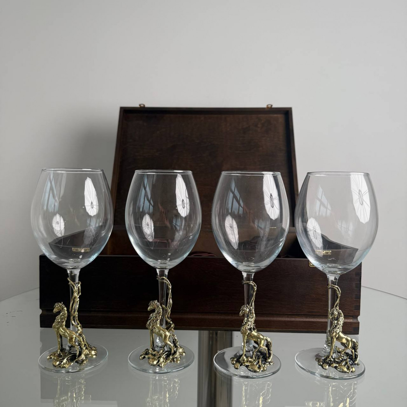 Набор из 4-х бокалов для вина Лошадь в деревянной шкатулке Набор из 4-х бокалов для вина Лошадь в деревянной шкатулке