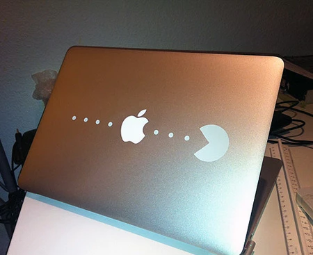 ТОП-10 креативных наклеек для MacBook