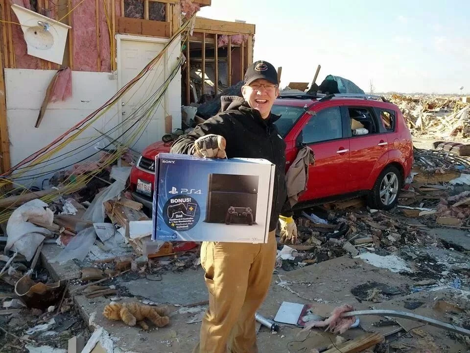 Торнадо разрушило дом этого чувака, но его PS4 цел
