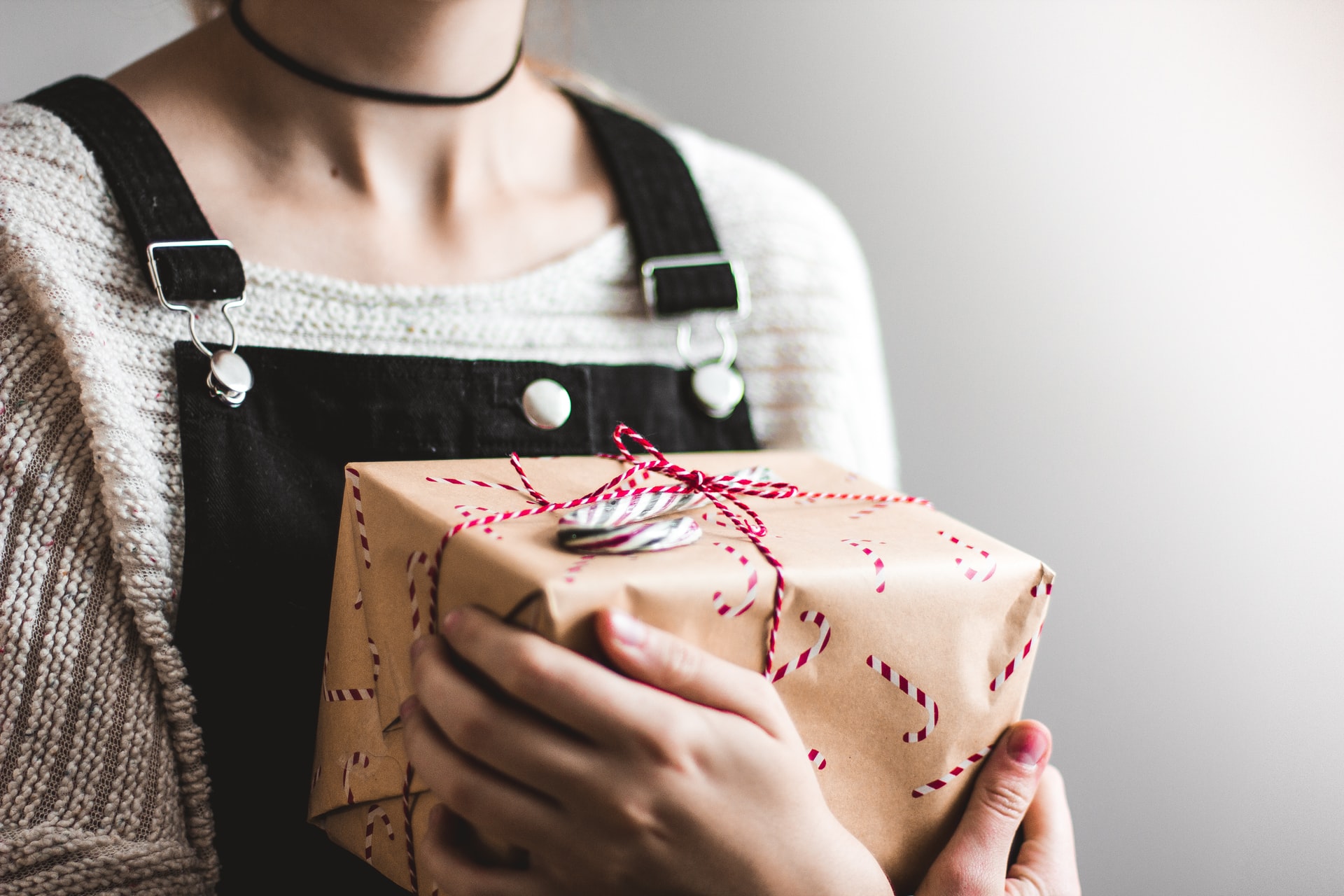 Что подарить девушке на 25 лет: подарки-эмоции и ювелирные украшения
